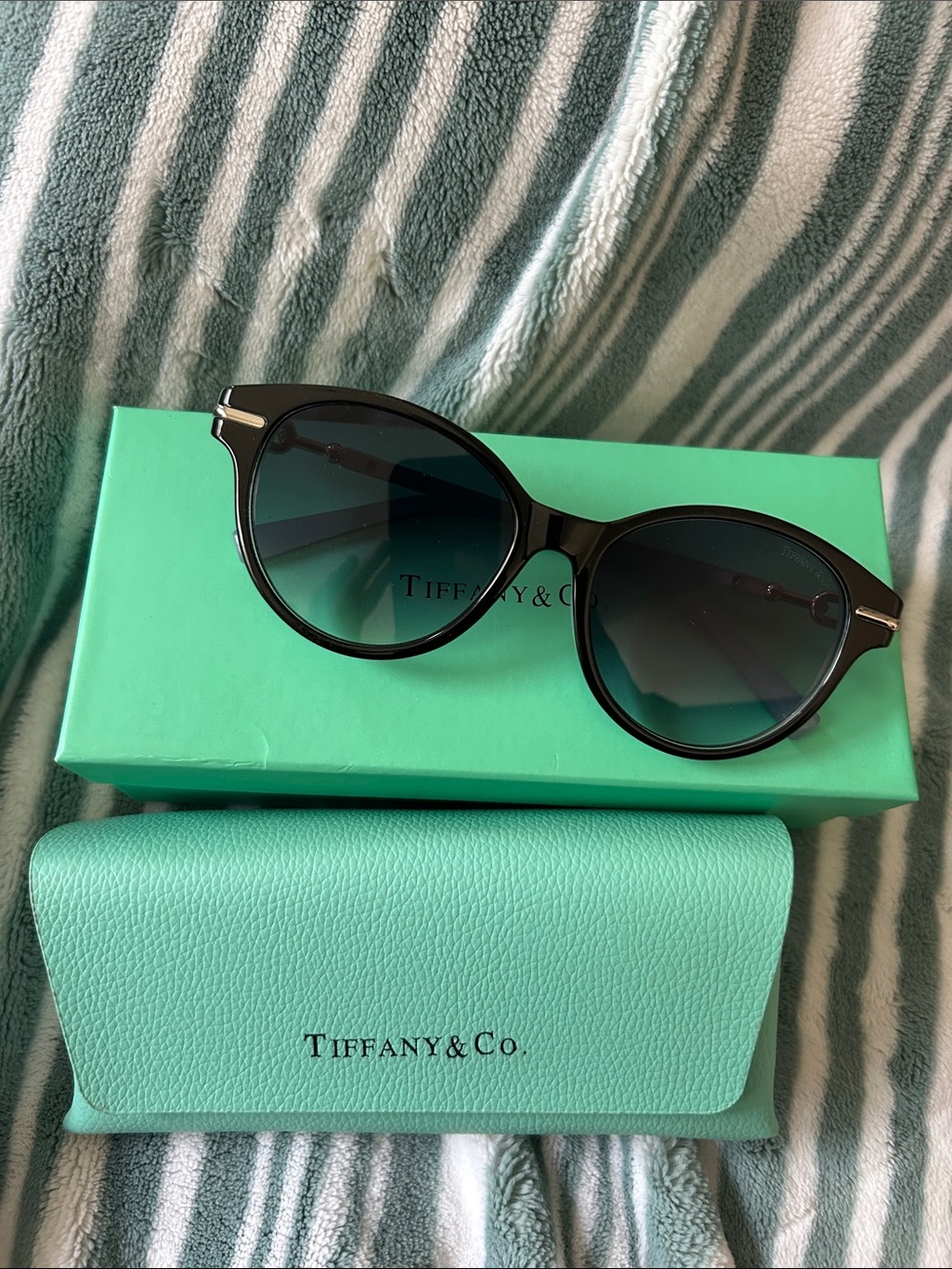 Tiffany & Co. Black Round Sunglasses with Gradient Lenses